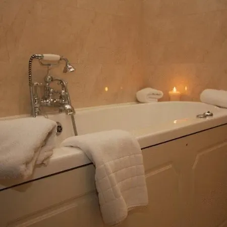 Lake Lodge Guesthouse 4*