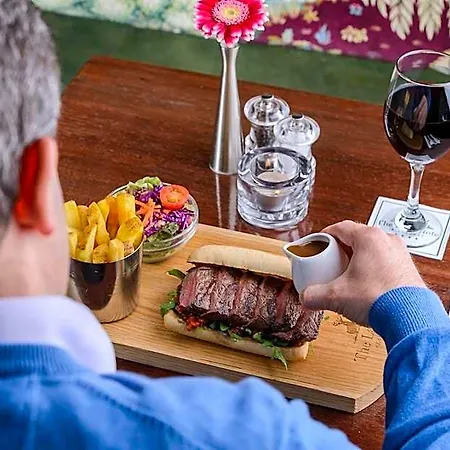 Lake Lodge Guesthouse بيت ضيافة 4*